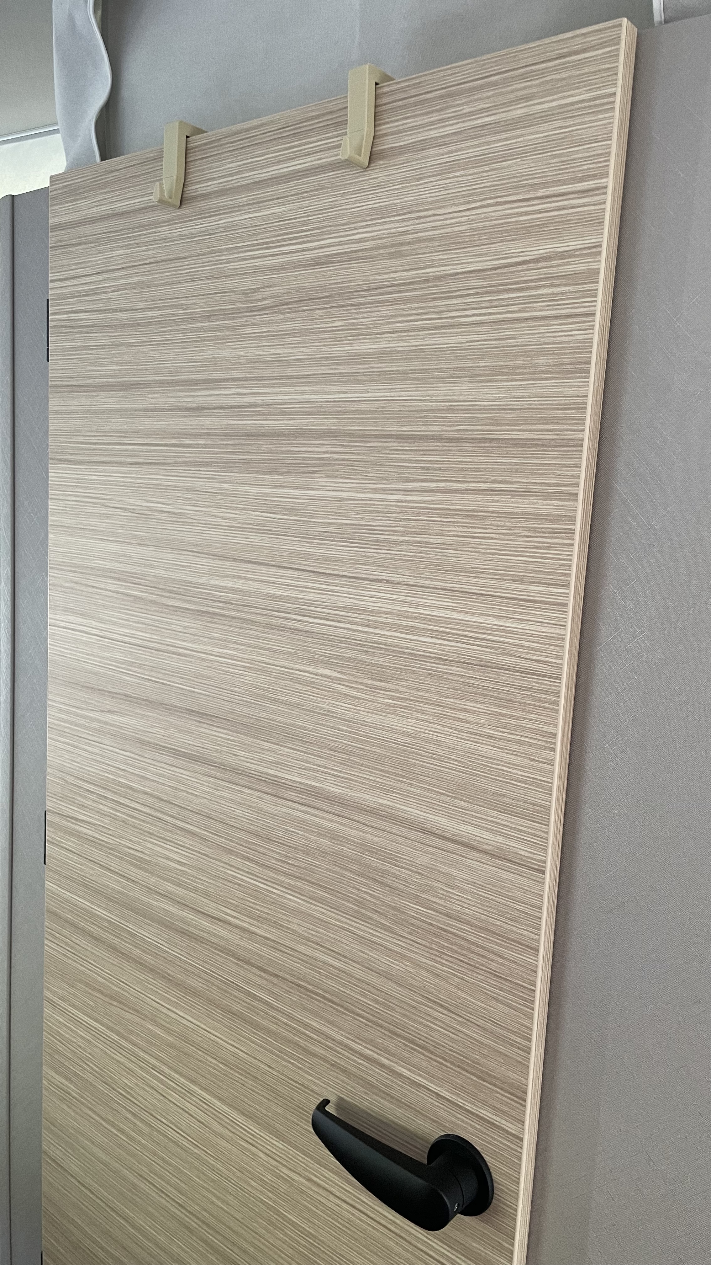 Aufsteckhaken, beige, an Badtür eines Eriba Troll 530, Gesamtansicht