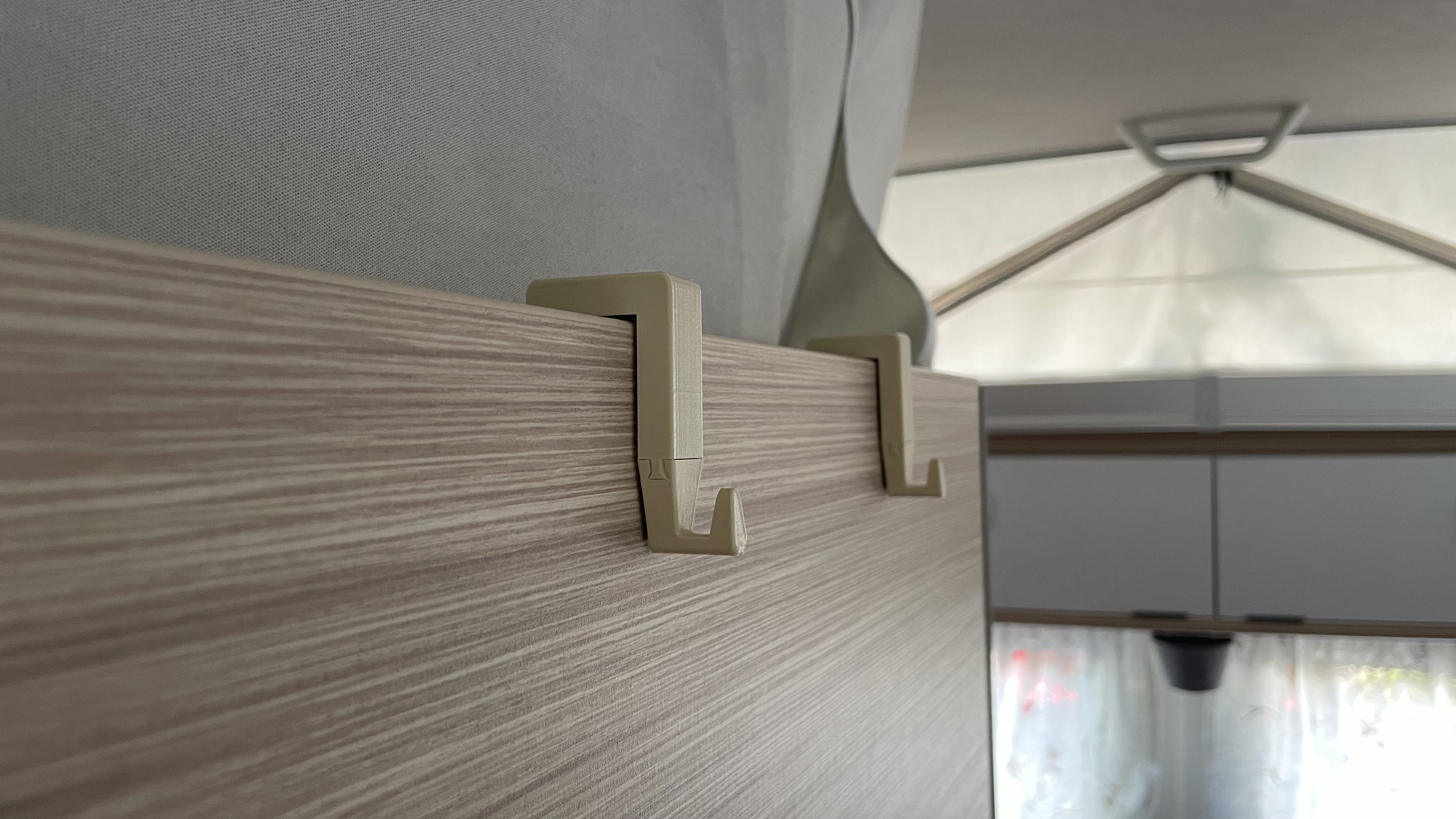 Aufsteckhaken, beige, an Badtür eines Eriba Troll 530, Detailansicht