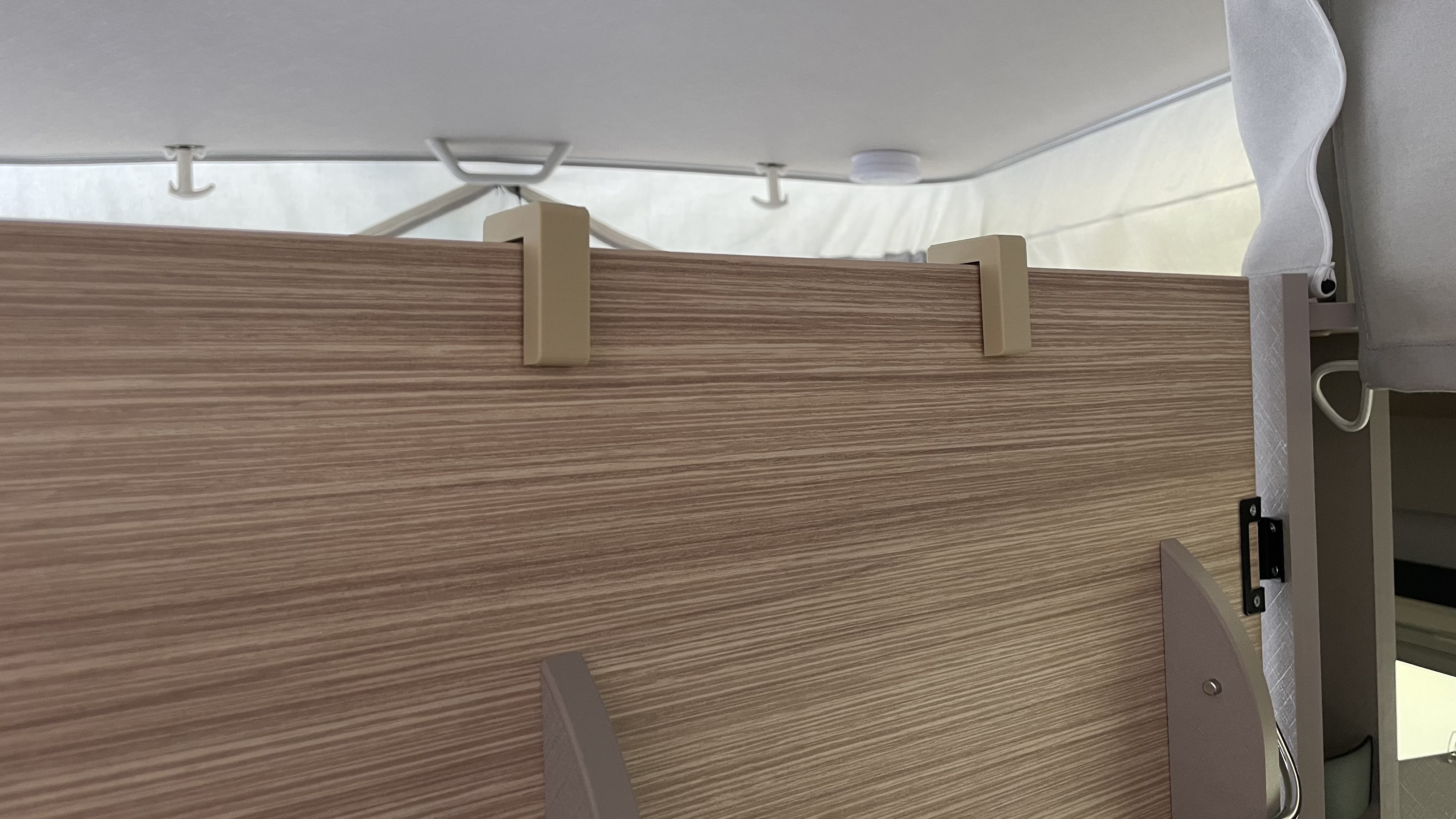 Aufsteckhaken, beige, an Badtür eines Eriba Troll 530, Sicht auf die Rückseite