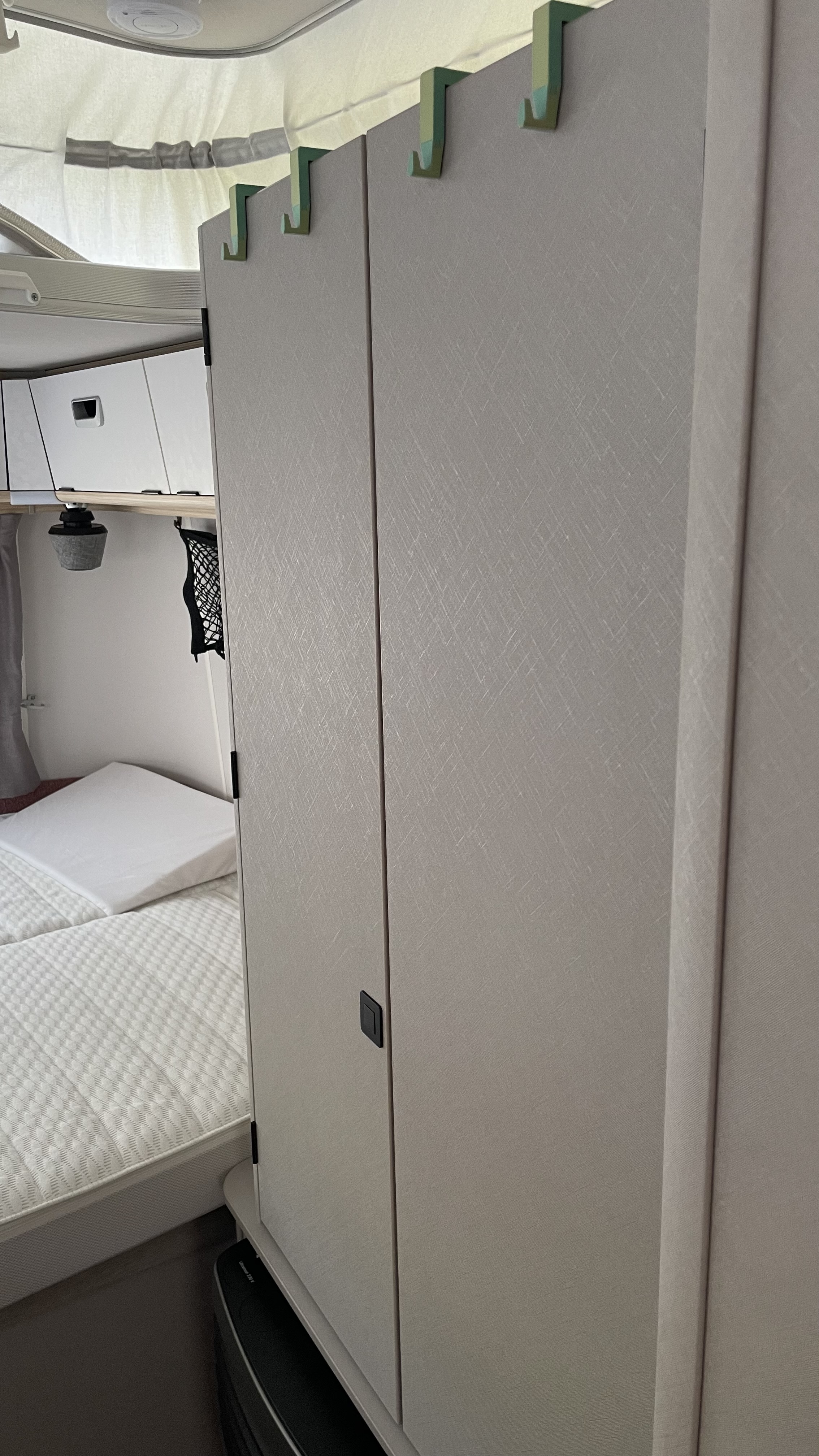 Aufsteckhaken, "Harlekin", an Tür des Kleiderschrankes eines Eriba Troll 530, Gesamtansicht