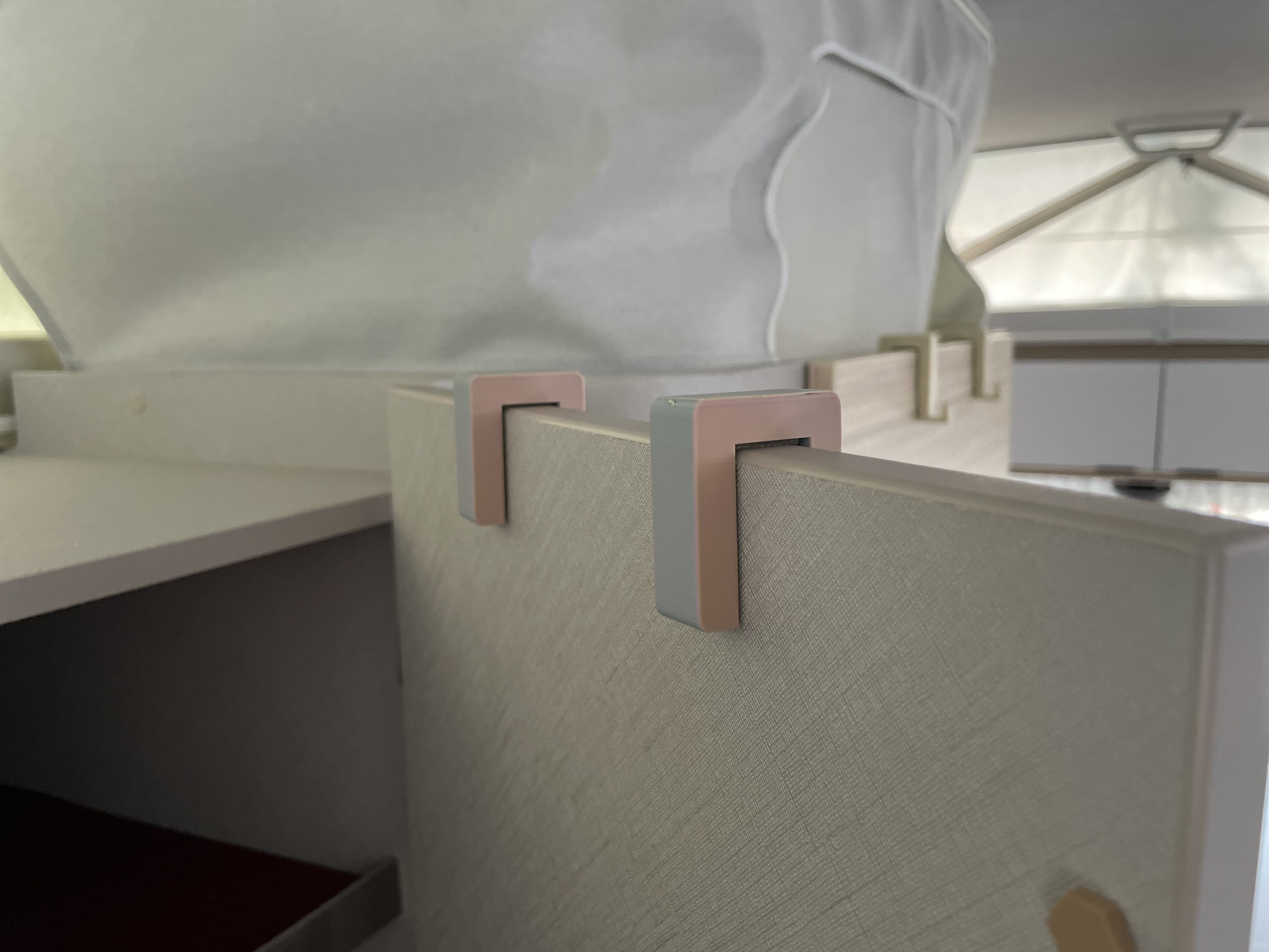 Aufsteckhaken, "Harlekin", an Tür des Kleiderschrankes eines Eriba Troll 530, Sicht auf die Rückseite