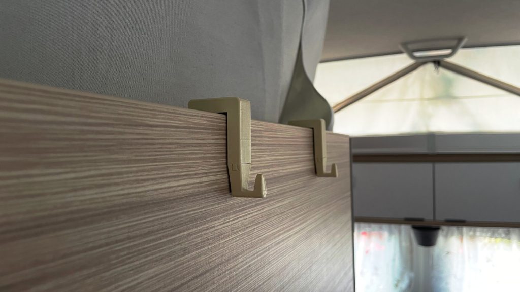 Bildbeschreibung: beispielhafte Darstellung zum Einsatz der Aufsteckhaken in einem Eriba Troll 530. 
Das Bild kann auch als Link zu weiterführenden Informationen zum Produkt genutzt werden.