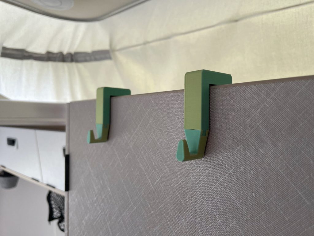 Aufsteckhaken in beispielhafter Montage in der Farbkombination "Harlekin" Bildbeschreibung:
Die Aufsteckhaken in beispielhafter Montage in der Farbkombination "Harlekin"