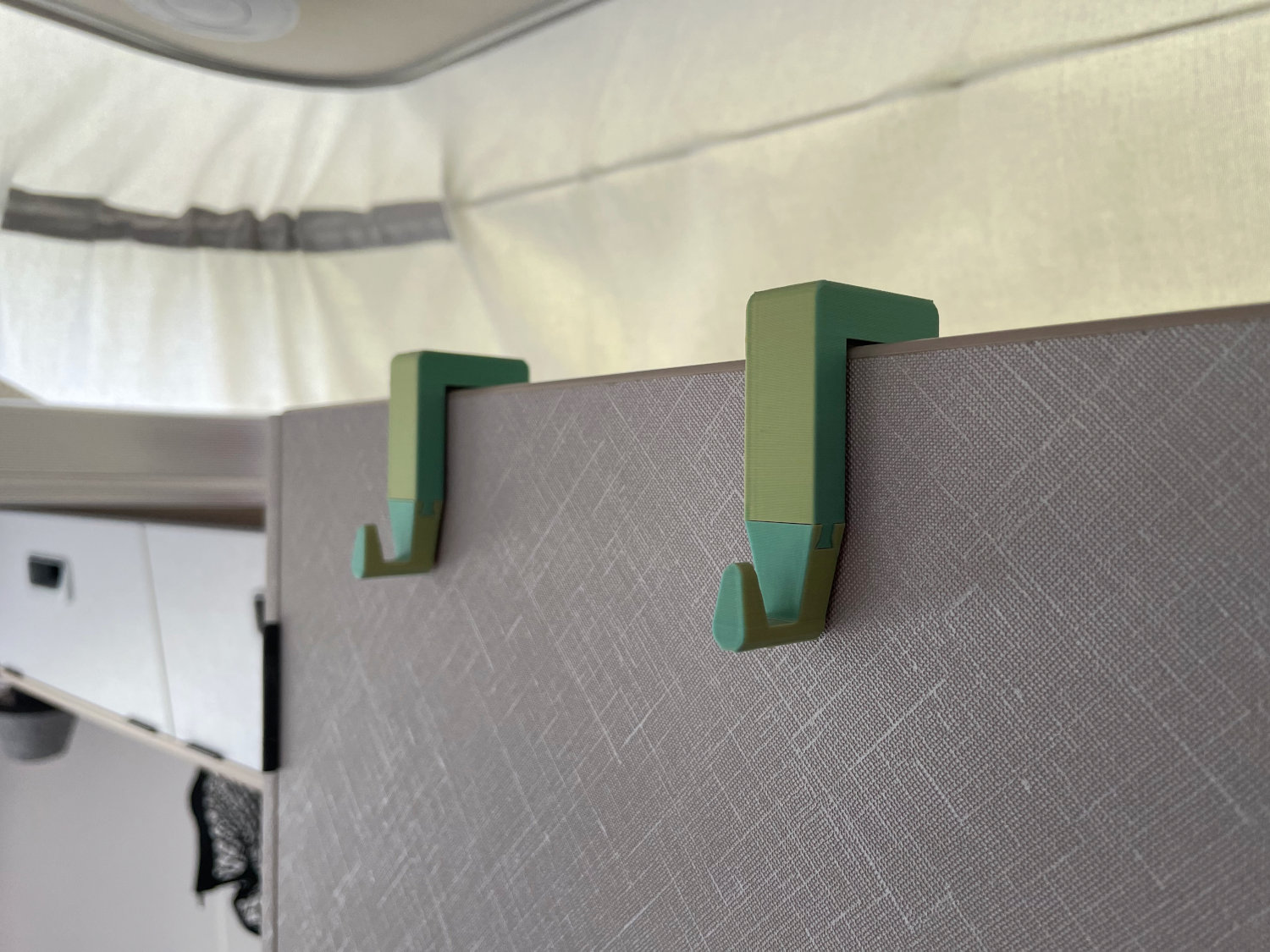 Aufsteckhaken, "Harlekin", an Tür des Kleiderschrankes eines Eriba Troll 530, Detailsicht