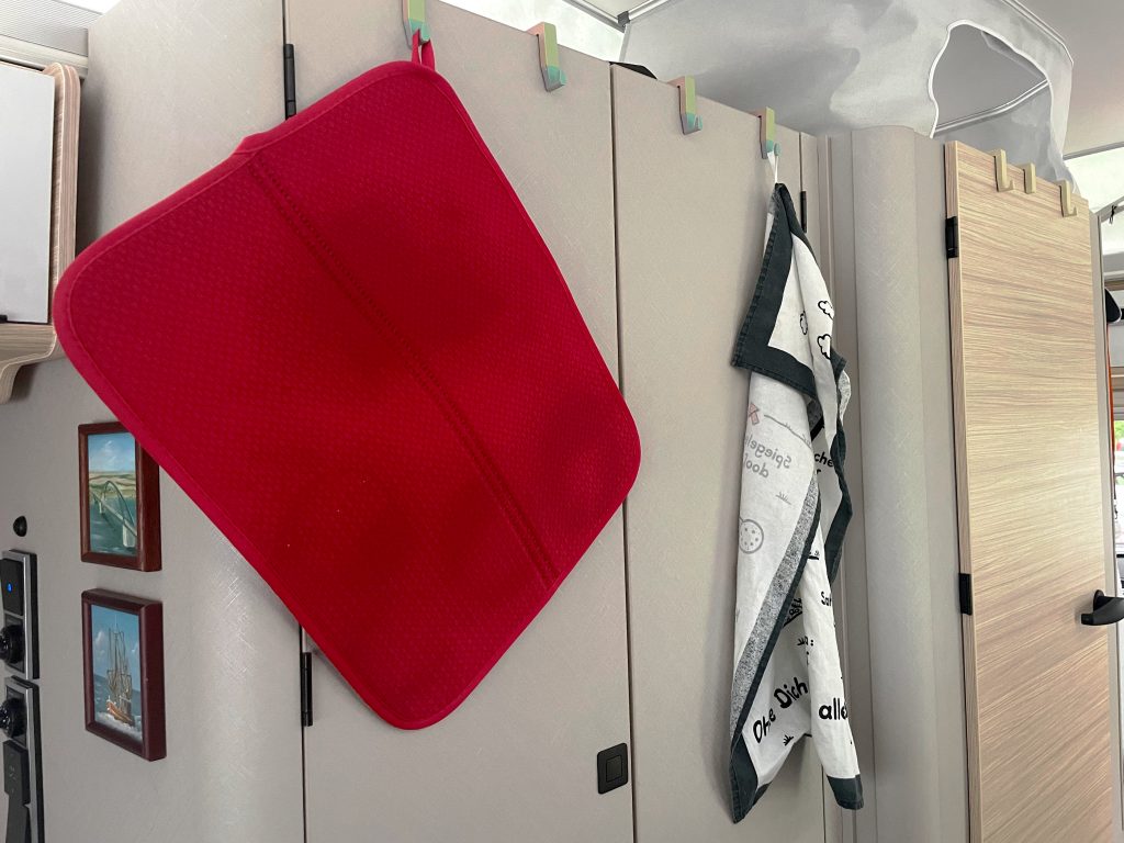 Einsatzbeispiele des Aufsteckhakens für Schrank- und Badtüren im Eriba Troll Bildbeschreibung:
Einsatzbeispiele des Aufsteckhakens für Schrank- und Badtüren im Eriba Troll