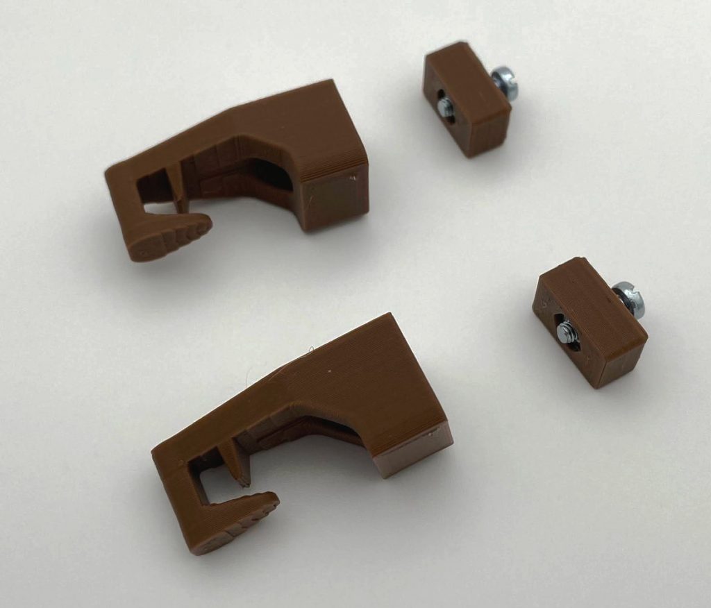 Detailaufnahme Bildbeschreibung:
Darstellung der Schienenhaken, welche zur Netzablage für die Gardinenleiste im Eriba Troll gehören. Detailaufnahme