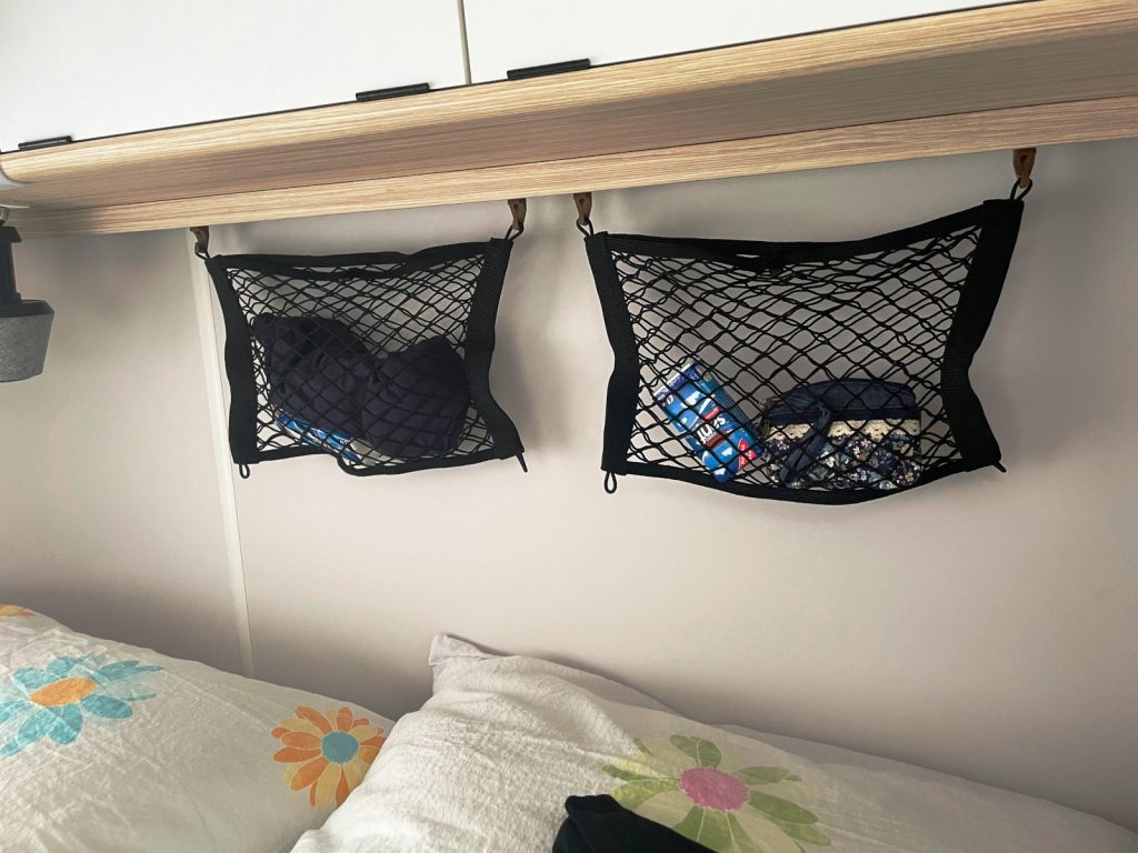 Beispielhafte Darstellung zum Einsatz des Produktes "Netzablage für Gardinenleiste im Eriba Touring" Bildbeschreibung:
Beispielhafte Darstellung zum Einsatz des Produktes "Netzablage für Gardinenleiste im Eriba Touring"