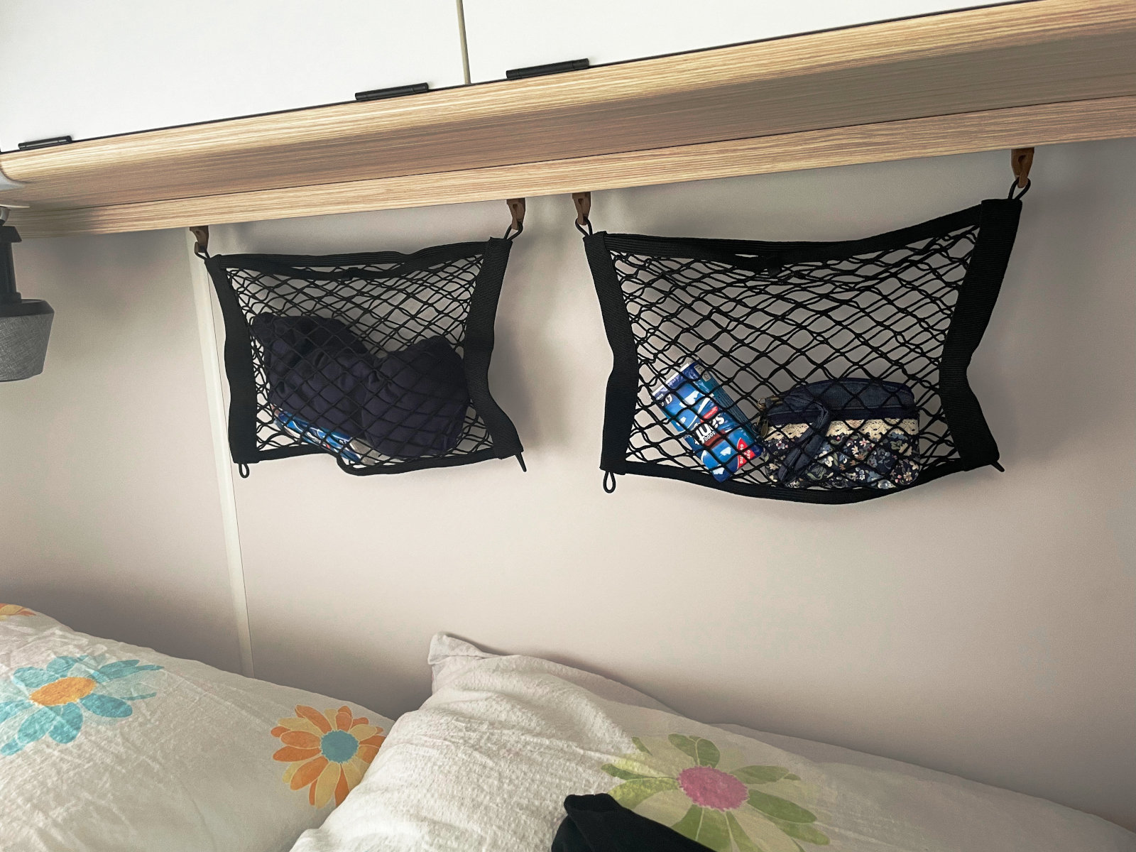 Netzablage, Einsatzbeispiel in einem Eriba Troll 530, montiert an Gardinenleiste über dem Doppelbett im Heck