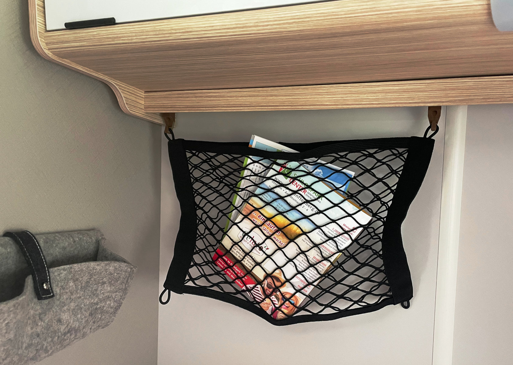 Netzablage, Einsatzbeispiel in einem Eriba Troll 530, montiert an Gardinenleiste über linker Sitzbank