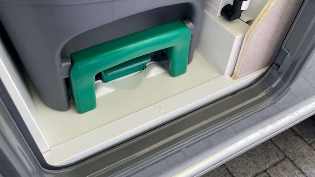 Bildbeschreibung: beispielhafte Darstellung zum Einsatz der Abdeckleiste im WC-Fach  in einem Eriba Troll 530. 
Das Bild kann auch als Link zu weiterführenden Informationen zum Produkt genutzt werden.