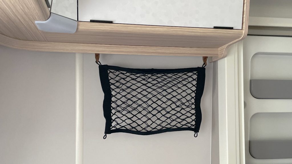 Bildbeschreibung: beispielhafte Darstellung zum Einsatz der Netzablage in einem Eriba Troll 530. 
Das Bild kann auch als Link zu weiterführenden Informationen zum Produkt genutzt werden.