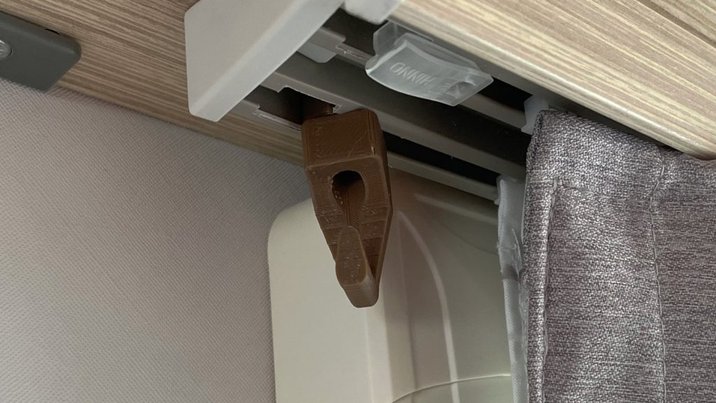 Bildbeschreibung:
Schienenhaken für Gardinenleisten im Eriba Troll
Dieses Bild ist auch als Link zum Servcebereich des spezifischen Produktes nutzbar.