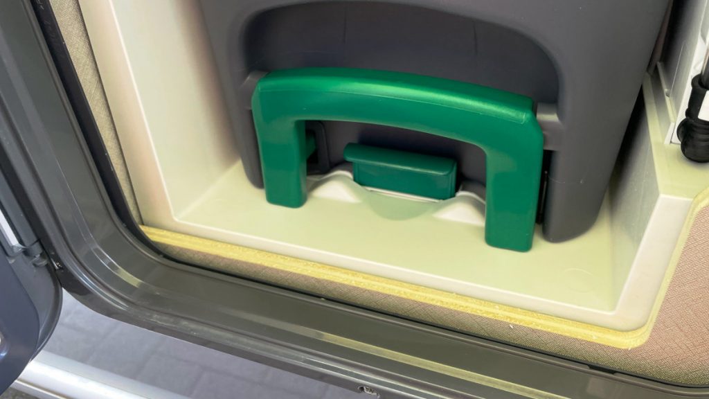 WC-Fach im Eriba Troll der 500er Serie: freiliegende Holzkante ohne Abdeckung Bildbeschreibung: WC-Fach im Eriba Troll 530 mit freiliegender, ungeschützter Holzkante.