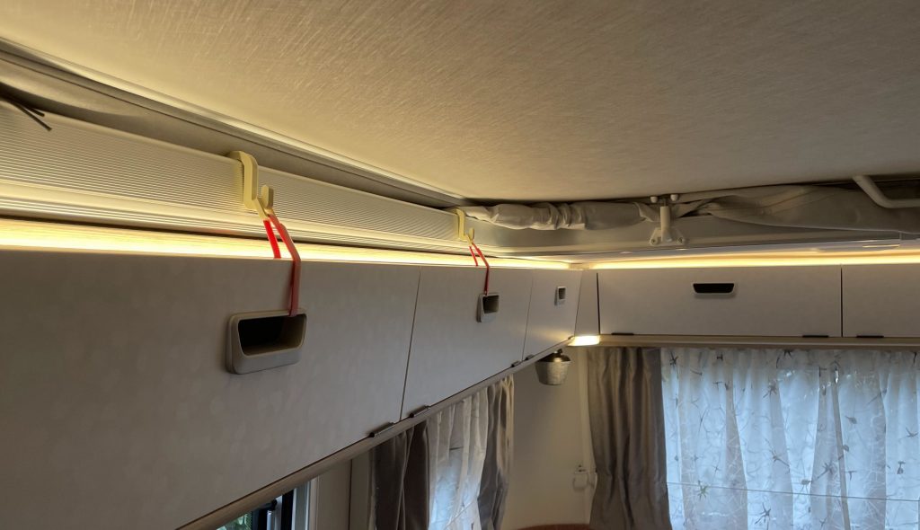 Einsatzbeispiel: an beiden Klappen oberhalb des Küchenblockes im Eriba Troll 530 sind Schranksicherungen angebracht.